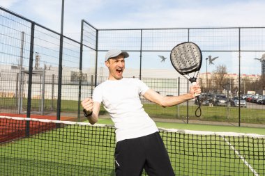 Tenis kortu oynayan bir adam. Yüksek kalite fotoğraf