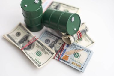 Dolar banknotlarının üzerinde duran variller dolusu petrol. Petrol işi, satış, üretim, takas, ticaret geliri. Yüksek kalite fotoğraf