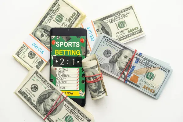 Spor bahisleri online afiş konsepti. Uygulama çevrimiçi futbol bahsi. Cep telefonu ekranda futbol sahası önünde de gerçekçi futbol topu. Çizim. Yüksek kalite fotoğraf