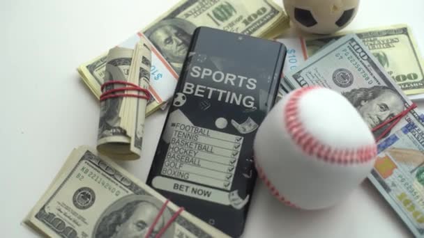 智能手机与赌博手机应用和足球与金钱特写 体育和赌博概念 高质量的照片 — 图库视频影像