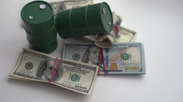 Barili Petrolio Piedi Sulle Banconote Dollaro Attività Petrolifera Vendita Acquisto — Video Stock