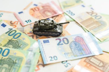 Doların arka planına karşı tank. Savaş kavramı. Yüksek kalite fotoğraf