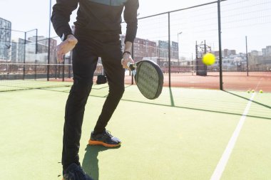 Raket tenis koçu, konutun ön tarafında bir raket kortunda öğretmenlik yapıyor. Yüksek kalite fotoğraf