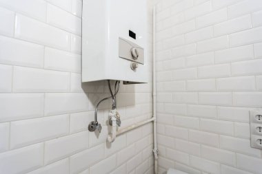 Yıkanmış modern su ısıtıcısı içeride duş kabininin yanında temiz banyo içi. Yüksek kalite fotoğraf