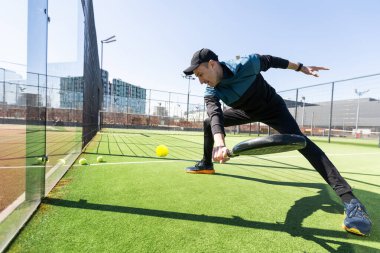 Kapalı alanda tenis oynayan bir adam. Yüksek kalite fotoğraf