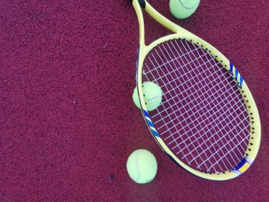  Sarı tenis topları ve tenis kortu yüzeyinde iki raket, üst manzara tenis sahnesi. Yüksek kalite fotoğraf