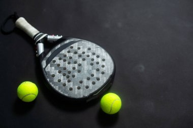 İzole raket tenis nesneleri siyah arka plan. Yüksek kalite fotoğraf