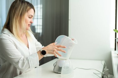 Güzellik uzmanı yüz ve cilt gerdirme işlemi ve saç aldırma için ultrason cihazı tutuyor. Genç kadın kozmetolog klinikte modern kozmetoloji ekipmanları kullanıyor. Yüksek kalite fotoğraf