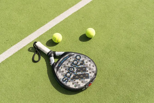 乌克兰基辅 2024年4月2日 轻便的网球拍和球 高质量的照片 — 图库照片