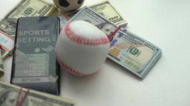 Spor bahisleri online afiş konsepti. Uygulama çevrimiçi futbol bahsi. Cep telefonu ekranda futbol sahası önünde de gerçekçi futbol topu. Çizim. Yüksek kalite fotoğraf