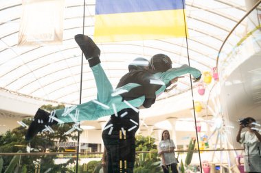 Kasklı, aerodinamik rüzgar tünelinde uçan heyecanlı genç kız. Hava dalışı eğitimi. Yüksek kalite fotoğraf