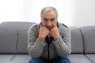 Beyaz bir arka planda kıdemli bir adam olabilir. Yüksek kalite fotoğraf