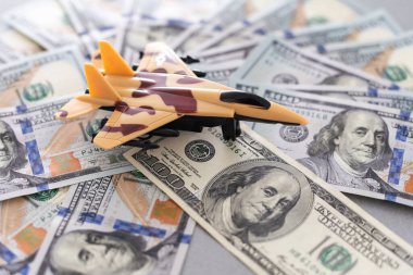 Askeri oyuncak uçak jet uçağı. Beyaz arka planda izole edilmiş bir avcı uçağı. Yüksek kalite fotoğraf