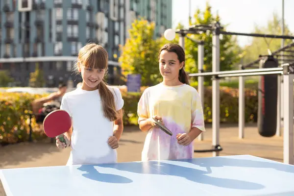 Kind Spielt Draußen Mit Familie Tischtennis Hochwertiges Foto Stockfoto