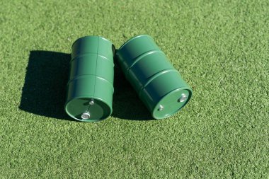 Doğal bir arka planda oyuncak yağ fıçısı. Yüksek kalite fotoğraf