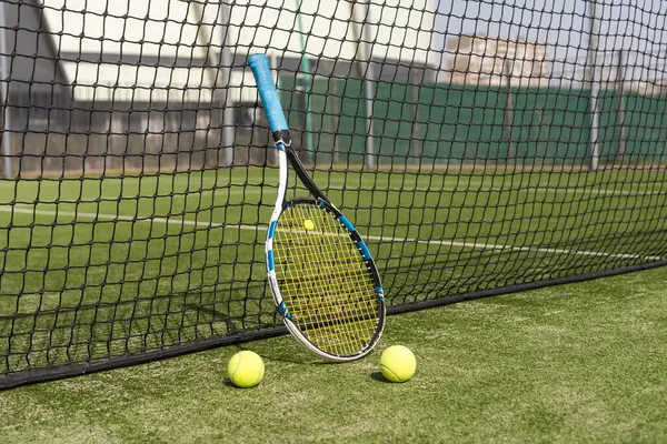Tennisschläger Mit Bällen Auf Grünem Hintergrund Hochwertiges Foto Stockfoto