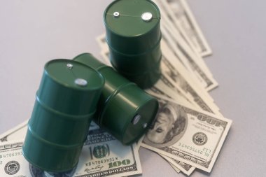 100 dolarlık banknotların varili. Yüksek kalite fotoğraf