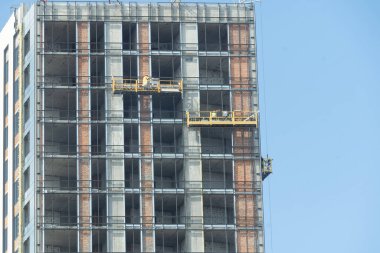 Modern çok katlı binaların yapımı. İnşaat alanındaki işçiler. Yüksek kalite fotoğraf