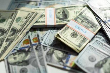 Yığınla 100 dolarlık banknot. Yüksek kalite fotoğraf