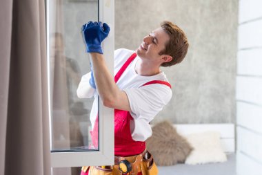 Yeni dairenin camlarını tamir eden bir tamirci