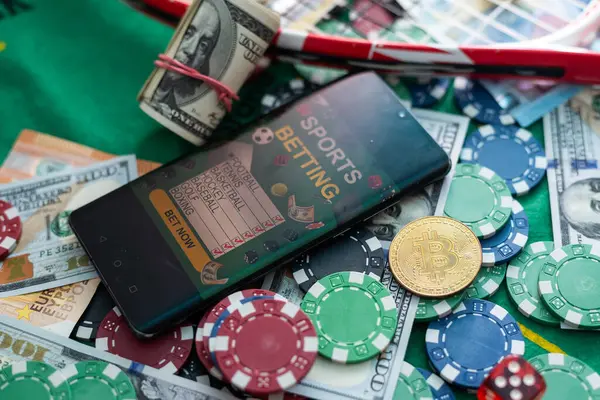 Poker Neue Karten Mit Verschiedenen Chips Und Geld Werden Auf Stockbild