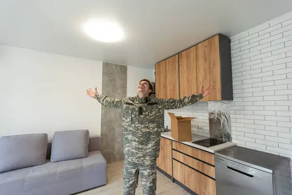 Patriotischer Soldat Uniform Hält Kasten Neuen Wohnungen Immobilienkauf lizenzfreie Stockfotos