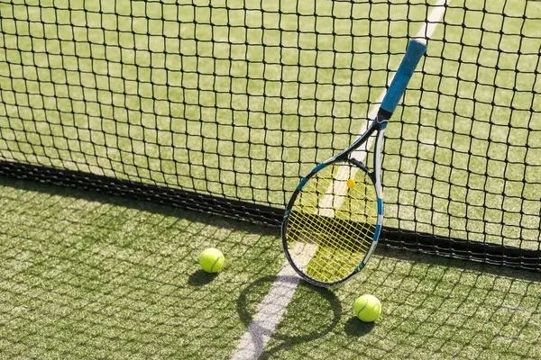 Тенісні Ракетки Тенісні Ячі Мережі Лінії Тенісному Корті Високоякісна Фотографія — стокове фото