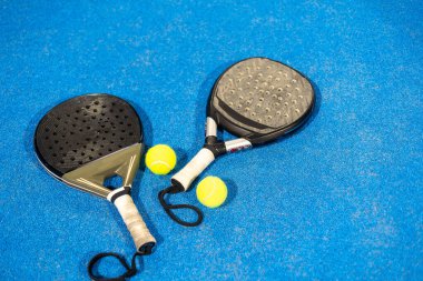 Padel tenis raketi. Kopya alanı olan bir arkaplan. Spor sahası ve toplar. Yüksek kalite fotoğraf