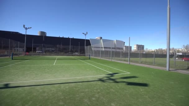 Διαμορφωμένες Περιοχές Οικιστικής Ανάπτυξης Γήπεδο Τένις Υψηλό Πλεξιγκλάς Και Μεταλλικούς — Αρχείο Βίντεο
