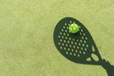 Tenis raketinin gölgesi topların üzerinde. Yüksek kalite fotoğraf