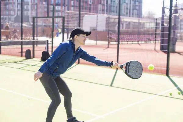 Дівчина Спортивному Одязі Тренується Весловому Тенісному Корті Дівчинка Проти Скла Стокова Картинка