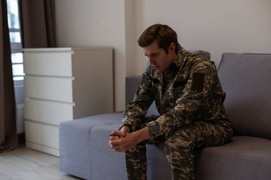 Sinir erkek askeri depresyon acı, evde tek başına oturan, Ptsd kavramı