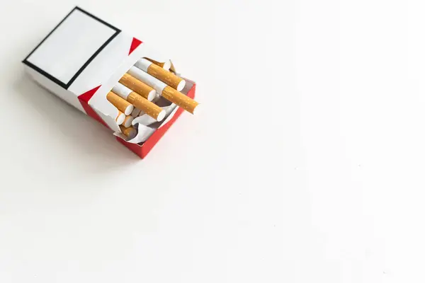 Nahaufnahme Einer Schachtel Zigaretten Isoliert Hochwertiges Foto lizenzfreie Stockfotos