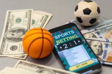 Cep telefonu ekranında spor bahisleri sitesi, top, para. Yüksek kalite fotoğraf