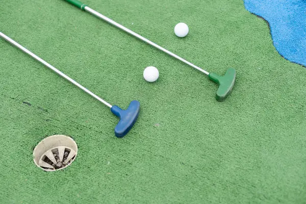 Mini Golf Clubs Pelotas Diferentes Colores Colocados Sobre Césped Artificial Fotos De Stock Sin Royalties Gratis
