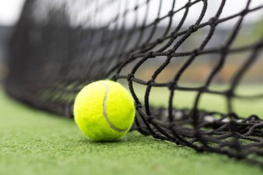 Court Net 'e karşı tenis topu. Yüksek kalite fotoğraf