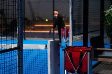 Mavi raket tenis kortunun yanında Twoo topları var. Spor sağlıklı konsept. Yüksek kalite fotoğraf