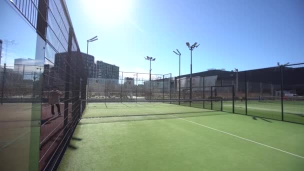 Ландшафтные Территории Жилой Застройки Теннисным Кортом Высокими Потолками Металлическими Ограждениями — стоковое видео