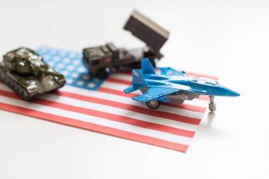 Amerikan bayrağı geçmişi olan savaş sahnesindeki minyatür oyuncak askerler, Anma Günü konsepti. Yüksek kalite fotoğraf