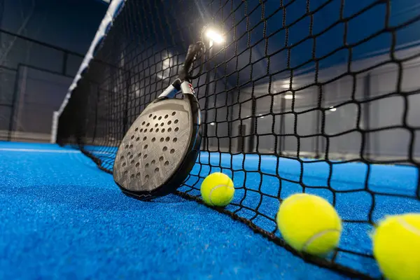 Labdák Kék Padel Teniszpálya Hálója Mellett Kiváló Minőségű Fénykép Stock Kép