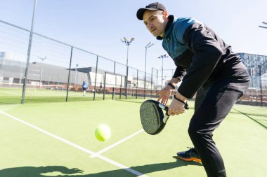 Kapalı alanda tenis oynayan bir adam. Yüksek kalite fotoğraf