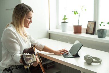 Elleriyle gitar tutan bir kadın. Yüksek kalite fotoğraf