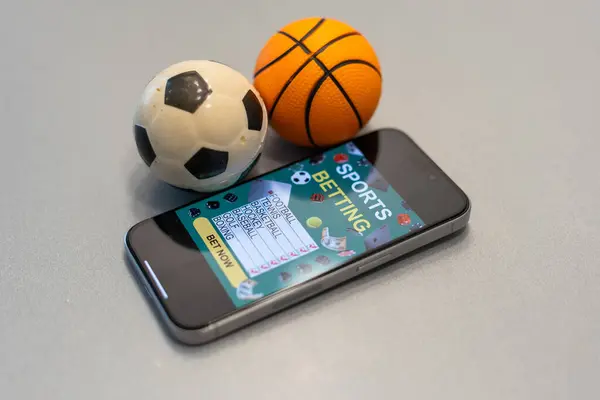 Okostelefon Sportfogadási Alkalmazással Kosárlabdával Online Fogadások Koncepciója Stock Fotó