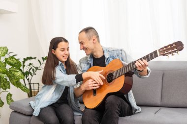 Mutlu aile babası ve kızı gitar çalıyor. Babalar Günü. Yüksek kalite fotoğraf