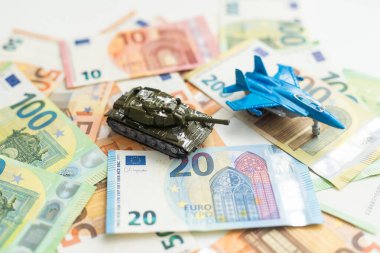 Doların arka planına karşı tank. Savaş kavramı. Yüksek kalite fotoğraf