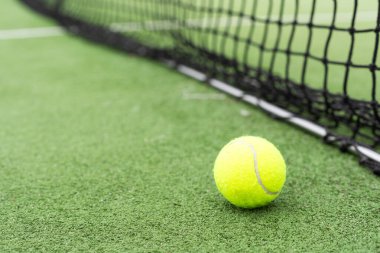 Court Net 'e karşı tenis topu. Yüksek kalite fotoğraf