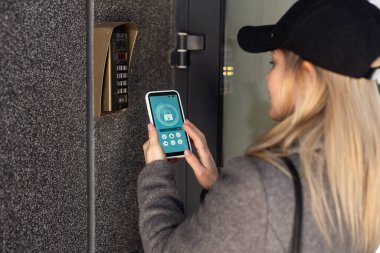 NFC cep telefonu açık güvenlik kapısı olarak kullanılıyor. Yüksek kalite fotoğraf
