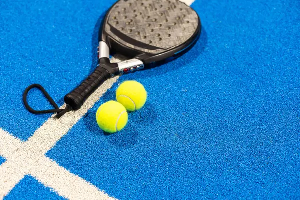 Evezős Teniszütő Labdák Kék Evezőpályán Kiváló Minőségű Fénykép — Stock Fotó