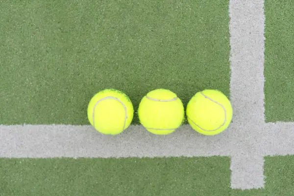 Közel Egy Padel Teniszpálya Műfüvekkel Labdákkal Kiváló Minőségű Fénykép Stock Kép