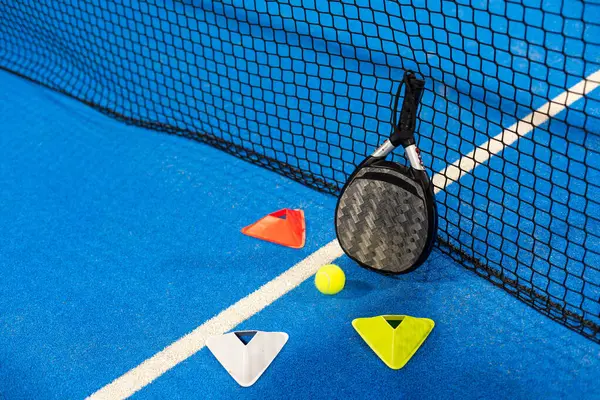 Rachetă Tenis Profesională Iluminare Naturală Fundal Albastru Afișul Temei Sportive Fotografie de stoc
